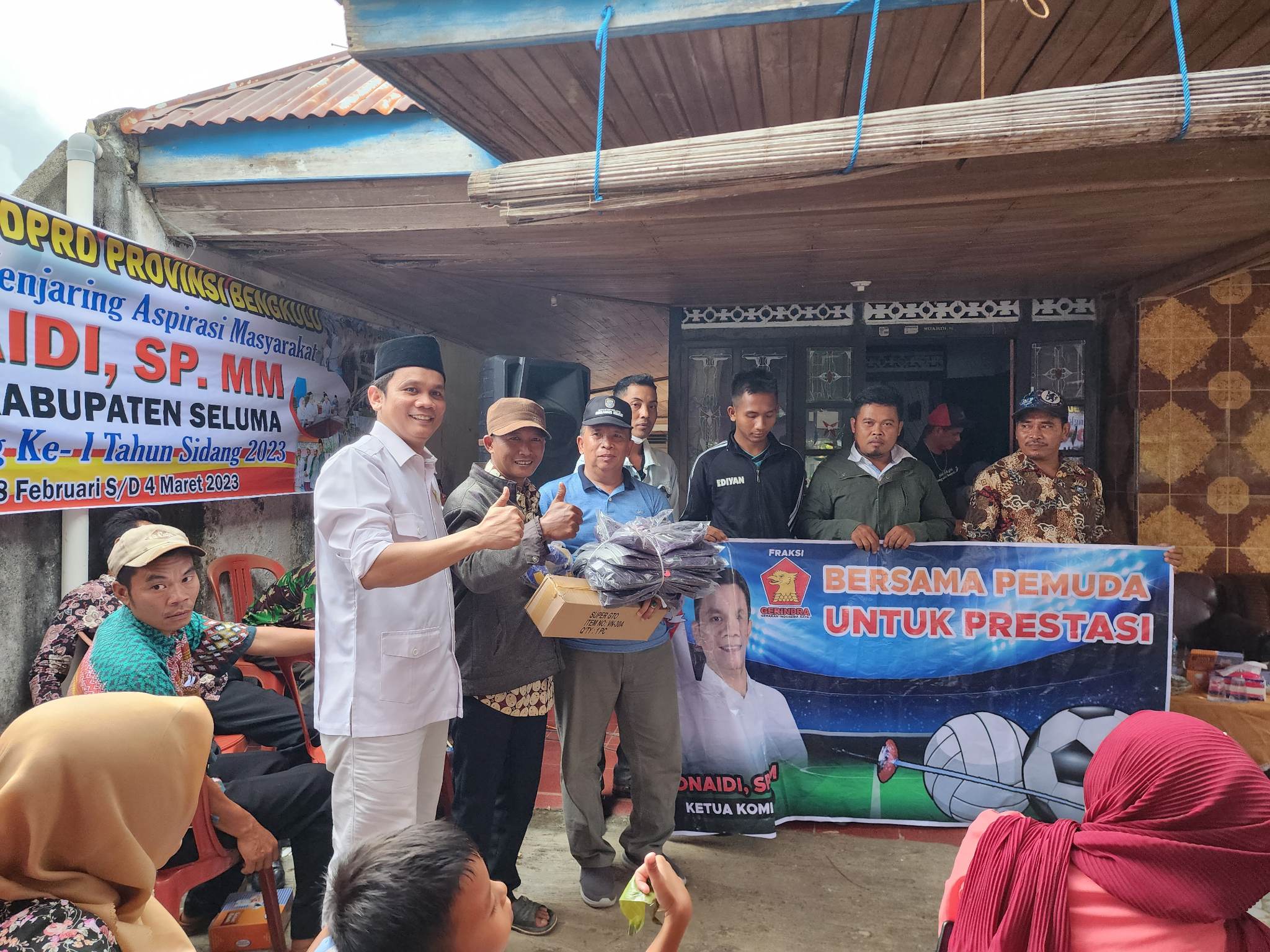 Ketua Komisi 2 DPRD Provinsi Bengkulu Jonaidi,SP,MM Saat Menyerahkan Bantuan Sarana Olahraga Ke Beberapa Karang Taruna Desa 