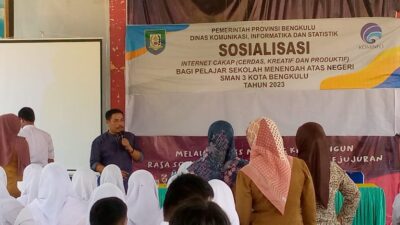 Antisipasi Perkembangan Teknologi, Usin Kembali Sosialisasi Internet Cakep di SMAN 3 Kota Bengkulu