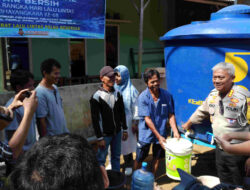 Kekeringan di Bengkulu, Dirlantas Polda Salurkan Air Bersih dan Pengobatan Gratis