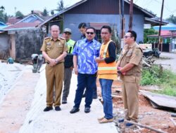 Pj Walikota Tinjau Pembangunan Pelapis Tebing Sungai Rupat